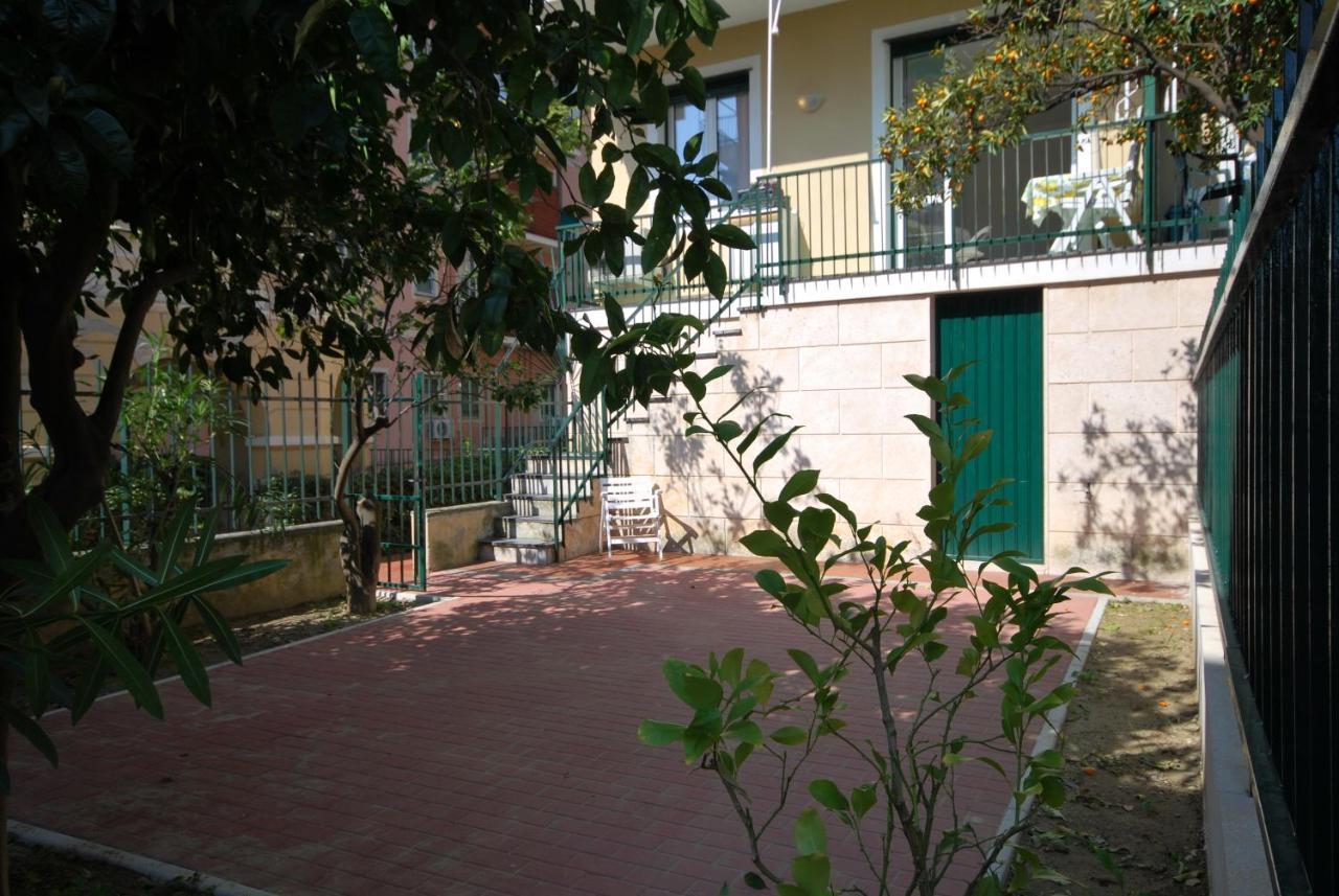 Appartamenti Con Giardino E Posto Auto Per Famiglie Finale Ligure Exterior foto